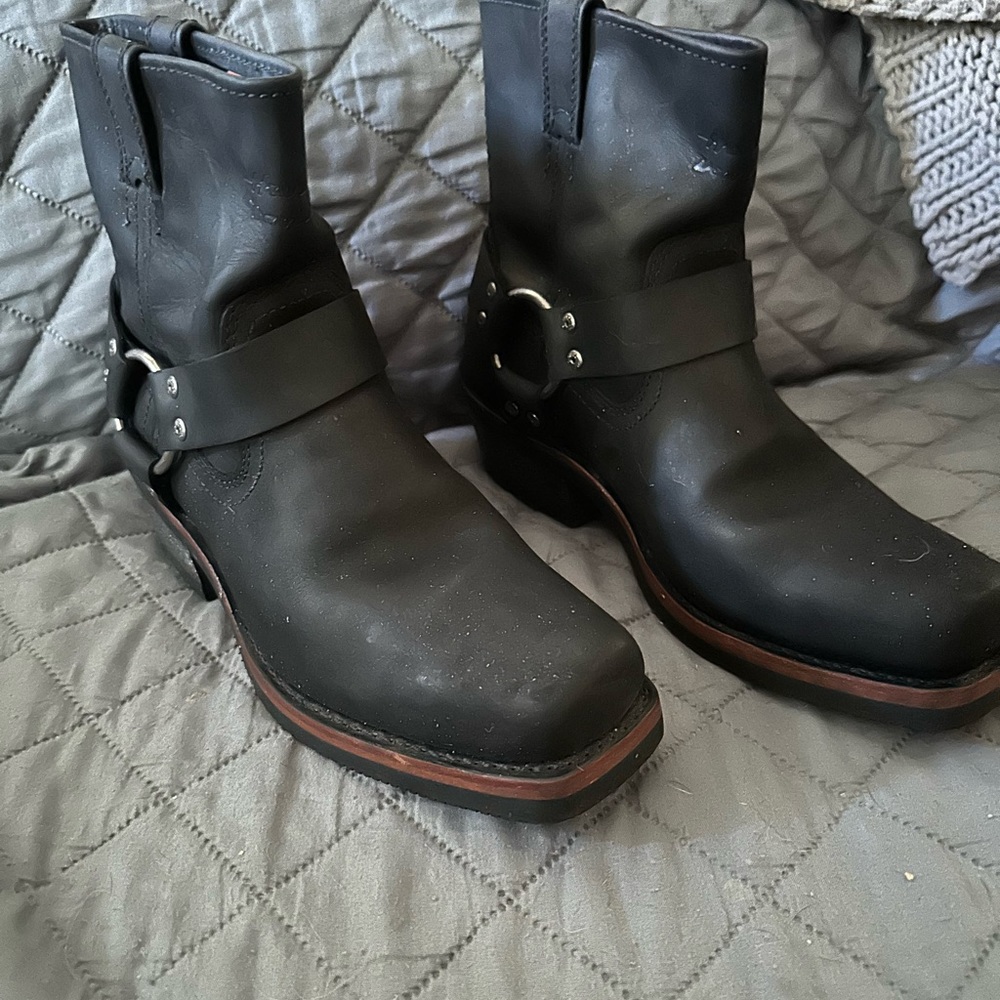 HD El Paso harness boot. 100% leather top with rubber sole. Worn only to try on